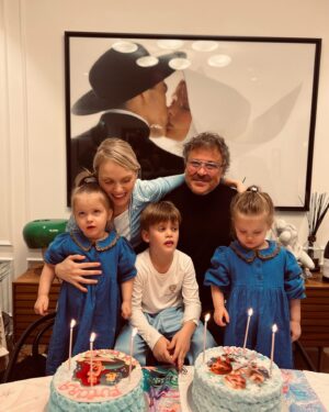Caterina Shulha Instagram - Nina e Futura, happy 3th!!!

( con Frozen e principe personali) 

@marcobelardi