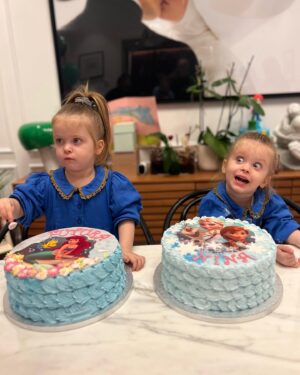 Caterina Shulha Instagram - Nina e Futura, happy 3th!!!

( con Frozen e principe personali) 

@marcobelardi