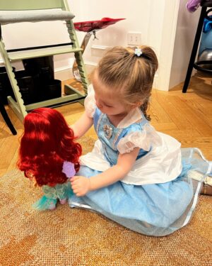 Caterina Shulha Instagram - Nina e Futura, happy 3th!!!

( con Frozen e principe personali) 

@marcobelardi