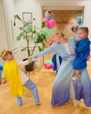 Caterina Shulha Instagram - Nina e Futura, happy 3th!!!

( con Frozen e principe personali) 

@marcobelardi