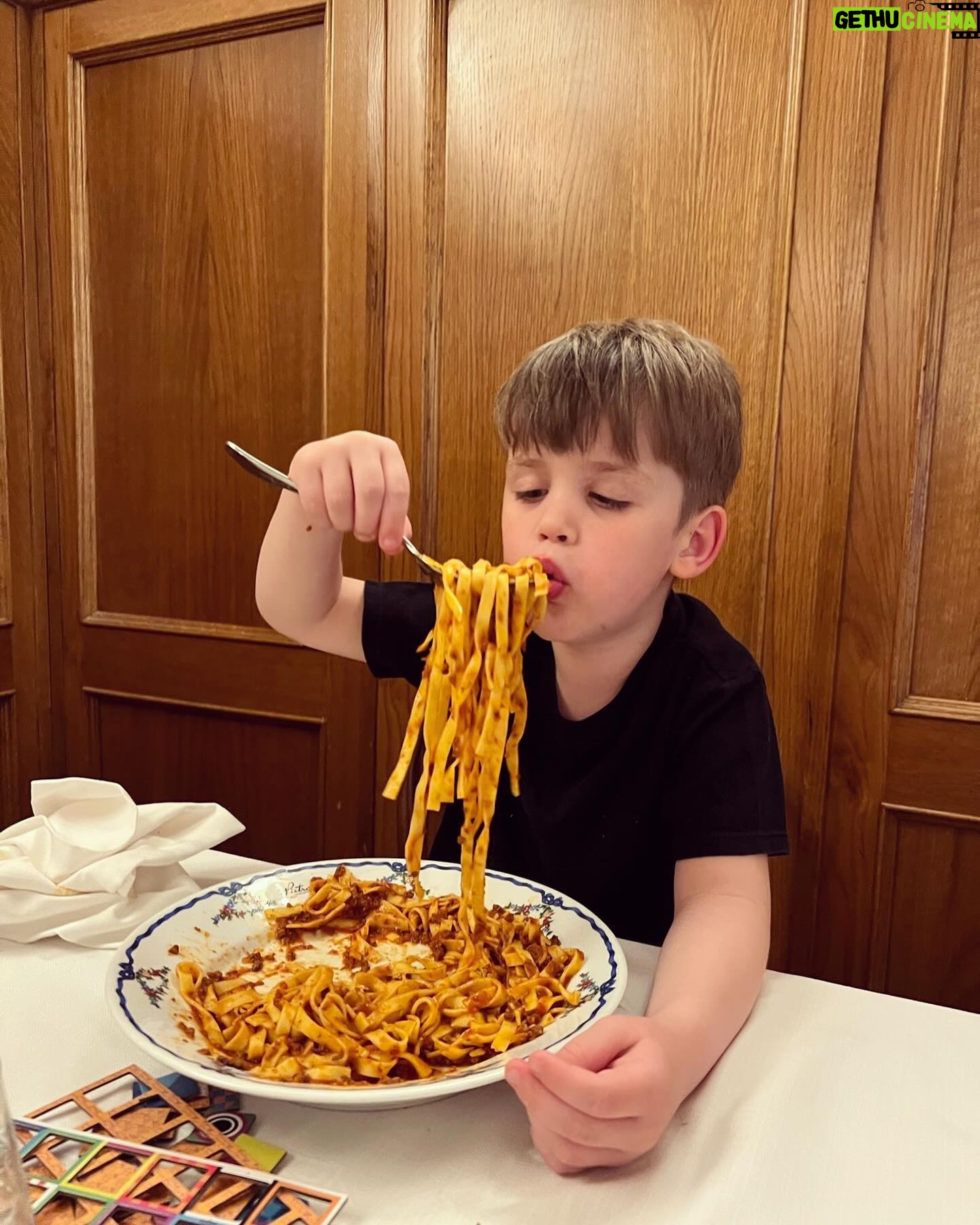 Caterina Shulha - 0.9K Likes - Oggi festeggio il tuo sarcasmo e cinismo così prematuri e così divertenti 😁, la tua dolcezza, le tue risate, la tua voglia di mangiare e sopratutto la tua capacità di amare.
7 anni, Buon Compleanno Lò 😎♥️