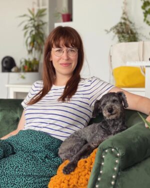 Catherine Ethier Instagram - Hier, vers 16h30, le Boubi est parti. À 6 jours de ses 15 ans, ma poupée s’est endormie sous un dôme de pins, dans le parc qu’elle aimait plus que tout, avec les oiseaux, les petits animaux, la brise fraîche, mais surtout, avec les personnes qui l’aimaient le plus au monde, Philippe et ma mère. Comme un petit oiseau de laine. Stella, le grand, grand amour, m’aura appris tant de beauté. Tant de douceur. De chaleur. Petite, elle déposait des offrandes sur ma tête quand je dormais. Des biscuits. Ses jouets. Une gauffre Highschool musical. Je me suis même, une fois, réveillée avec son plus cher trésor déniché dans la poubelle de la cuisine sur St-André, une fière carcasse de poulet de la veille (le pactole). Cette petite fille m’a tant fait rire. Elle était sautillette, têtue comme pas une, la meilleure cacheuse de cookies du Plateau, si intelligente et sensible, comédienne sur pilotis. L’odeur de son petit pompon de tête après une promenade d’hiver me manquera tant. Son départ me dévaste, mais il fait partie de chaque grande histoire avec un animal. C’est d’une infinie beauté. C’est une symphonie. Elle m’a accompagnée de mes 27 à mes 42 ans, a chanté chaque tonalité de mon cœur, m’a sauvé la vie. Si vous avez la chance d’adopter un animal, que vous avez du temps et de l’amour plein la poche de blouse, n’hésitez jamais. C’est la plus belle et la plus douce aventure qui soit. Le croquignol, le Boubissimo, le vieux cresson, ma petite mitaine, mémère Pompon, mon doux soleil, je t’aime. Je ne t’oublierai jamais, ma belle fille. Comme l’a un jour dit le poète Christian Vézina, avec tant de justesse, j’ai le cœur gros, mais frisé ♥️🩷