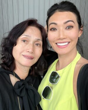Catherine Haena Kim Instagram - “…to lose home at the risk of
never finding home again
to have your entire life
split between two lands and
become the bridge between two countries”

‘Immigrant’ - @rupikaur_ 

May I strive to be even half that brave ❤️

—————————————

이번 여행에 엄마 하고 좋은 추억 많이 만들어서 고맙고 행복해요. ✈️🌎💃🏻💃🏻🫰🏼❤️🥰