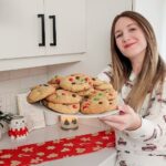 Catherine Francoeur Instagram – Ma recette pref de biscuits aux m&m’s 🍪

Ingrédients –
3 tasses de farine
1 tasse de beurre non-salé
1/2 tasse de sucre granulé
1 tasse et 1/4 de cassonade
1 cuillère à thé de fécule de maïs
1 cuillère à thé de bicarbonate de soude
1 cuillère à thé de sel
2 cuillère à thé de vanille
2 gros oeufs
1 jaune d’oeuf 
M&M’s des fêtes 

Instructions – 
Préchauffer le four à 350°

Dans un bol, mélanger farine, sel, bicarbonate et fécule de maïs.
Dans un autre bol, mélanger sucre, cassonade et le beurre au mélangeur. Ajouter les oeufs, la vanille, puis graduellement le mélange de farine.
On ajoute les m&m’s, on mélange et on forme des petites boules.
Cuire 11 à 13 minutes.

Recette de Tessa Arias Handle The Heat 🤍🍪