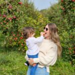 Catherine Francoeur Instagram - Julia dit : "On va cueillir des pommes, on MANGE des pommes 🍎" Sa petite personnalité, sincèrement c'est l'âge que je préfère 🥹❤️