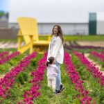 Catherine Francoeur Instagram - Ma tradition préf du printemps: @tulipes.ca 🤭💐🤍 Sa tradition préf du printemps: Courir dans les champs de tulipes 🏃🏽‍♀️ 📸: @technofou