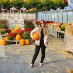 Catherine Francoeur Instagram - Octobre 🍁🍂🎃... Ou autrement dit les meilleurs mois de l'année qui commencent dès maintenant ! 🤍 Octobre c'est un mois magnifique avec les arbres qui changent de couleur, novembre c'est un mois cozy en préparatif des fêtes et décembre c'est Noël. Je tente toujours de vivre dans le moment présent mais j'avoue que je suis vraiment excitée pour cette fin d'année 🥹🤍