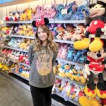 Catherine Francoeur Instagram - In my ✨Disney mom✨ era C'est pas des jokes quand on vous dit que vous allez avoir envie de TOUT acheter à Disney hein. J'ai été vraiment sage mais mon envie d'acheter toutes les peluches derrière moi était très très forte 🥹 J'ai encore beaucoup de contenu à vous présenter puisque j'ai voulu en profiter au maximum là-bas, mais si vous avez des questions ou des choses en particulier que vous aimeriez voir, vous pouvez me l'écrire en commentaire 👑🤍 #MyDisneyFirst #InvitationMedia