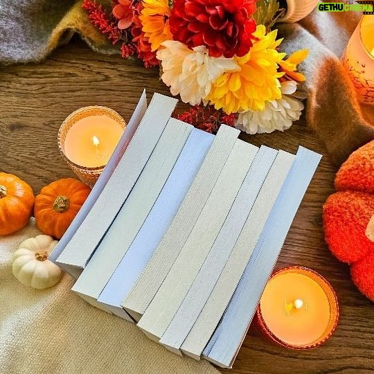 Catherine Francoeur Instagram - Mes livres coups de coeur pour cet automne/halloween, parfait pour se mettre dans le mood spooky ! 🕸️🎃👻 Verity - Colleen Hoover Ce livre est partout et je comprends pourquoi ! Impossible de lâcher ce roman mi-journal intime, mi-récit. Cette histoire risque de mettre à l'envers même les cœurs solides 💔 The Perfect Son - Freida McFadden Un thriller ou une mère est convaincue que son fils de 16 ans est un psychopathe. J'étais certaine d'avoir deviné la fin… Mais j'avais tout faux ! The inmate - Freida McFadden Un autre thriller complètement enivrant, j'ai l'impression d'avoir retenu mon souffle ! Brooke, une femme qui travaille dans une prison à sécurité maximum et qui réalise vite qu'elle connaît bien l'un des prisonniers… Flots - Patrick Sénécal Ce roman est très particulier: c'est le journal intime d'une petite fille de 8 ans, écrit comme une enfant parlerait. Mais ne vous méprenez pas, Florence n'est pas du tout une fillette normale. J'ai dévoré ce livre à une vitesse folle, du vrai Patrick Sénécal choquant, dérangeant, troublant. 💀 Les fils d'Adam - David Bédard Un roman huis-clos, ou des invités dans un manoir font les frais d'hôtes psychopathes qui ont des règles très précises. Trigger warning: vraiment un roman pour ceux qui ont l'estomac solide, c'est violent et trash sur à peu près tous les aspects… Mais si vous aimez ce genre de livre, je vous avoue que c'est un de mes coups de coeur !🤯 They All Fall Down - Roxanne St-Claire À chaque année, 10 filles se retrouvent sur LA liste de l'école: les filles les plus hot. Sauf que cette année, si tu es sur la liste, tu vas mourir. Le genre de roman que j'aurais aimé écrire, impossible de le lâcher, c'est juste trop prenant ! Krampus - David Bédard L'histoire se déroule plutôt durant les fêtes, mais le monstre de l'histoire, le Krampus, est terrifiant et absolument sans merci. Je n'ai jamais vu la fin venir 💀👻 Les Trois Petits Cochons - Christian Boivin La réécriture du conte classique, mais en version horrifique ! Le premier conte interdit que j'ai lu de ma vie et ça reste un de mes prefs jusqu'à ce jour ! Et vous, quels sont vos coups de coeur terrifiants ? 🤭👻🕸️🧡