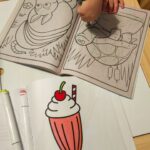 Catherine Francoeur Instagram – Photo dump de février (en retard, fidèle à moi-même🙄)

1. Essayer de reproduire un gâteau vu sur Pinterest alors que je n’ai absolument aucune habileté en décoration de gâteau 🤝🏻
2. Ballons ballons ballons paaaartout 🎈
3. Passion hot wheels de Mario 🚙
4. La meilleure chose que j’ai pu installer dans mon salon: ce meuble Trofast du Ikea pour ranger les jouets. Mon mental se porte bien mieux 😅🤪
5. Enfin avoir une date pour la parution de mon prochain roman 🤭
6. Premier tournage pour Monsieur Toast 🐈‍⬛
7. “Manger fraise Tooooo?” 🍓
8. Jamais me lasser de prendre burger   frites au resto 
9. Chacune son coloriage 🥤🐢