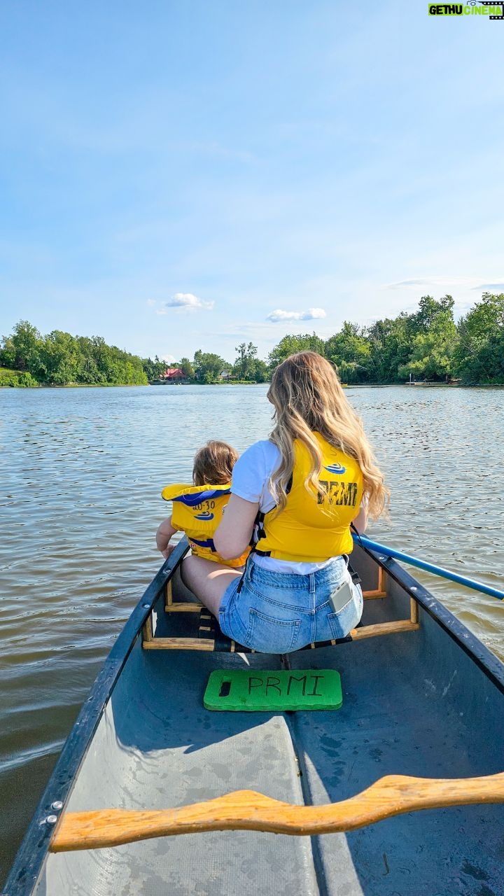 Catherine Francoeur Instagram - Petite activité parfaite pour finir l'été: une belle balade en canot/kayak au @parc1000iles. 🐢🙌🏻🌿 Vous allez pouvoir observer plusieurs espèces animales dans leur milieu naturel, entre autres des tortues, des castors ou des hérons. Tellement relaxant que même notre bébé tornade a aimé ça. 🌪️ Mais l'activité la plus gagnante ici, c'était de visiter le centre de réhabilitation pour tortues, où ils s'assurent de soigner et réhabiliter les tortues blessées avant de les remettre en liberté. 🐢 Inutile de vous dire l'euphorie de voir des tortues en vrai, les vidéos parlent d'elles-mêmes. 🫢👧🏽 Tous les fonds amassés lors des activités servent à assurer la protection et la conservation de la rivière des Mille îles et de sa faune, gros gros point bonus pour ça. On va vraiment aimé notre après-midi là-bas, définitivement à refaire ! 🩷 *Invitation média. Nous n'avons pas été payés, mais nous avons choisi de faire un don au nom de Julia pour aider les tortues blessées à pouvoir revenir dans leur milieu. 🐢🤍