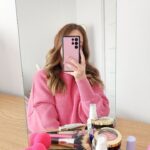 Catherine Francoeur Instagram - Feeling nostalgic - un bon vieux get ready with me ! 💄💆🏼‍♀️ Avouez que cette époque sur youtube vous manque un peu aussi 🥹 Baume à lèvres - EOS Crème hydratante Blue pro-retinol - Biotherm Écran solaire Capital Soleil - Vichy BB Cream - Erborian Correcteur Age Rewind - Maybelline Poudre mattifiante Clean Invisible - CoverGirl Blush Dolce Pink - Milani Brow powder - Anastasia Mascara Extension Plus - Marcelle Mascara Falsies Lash Lift - Maybelline Baume à lèvres - Nars