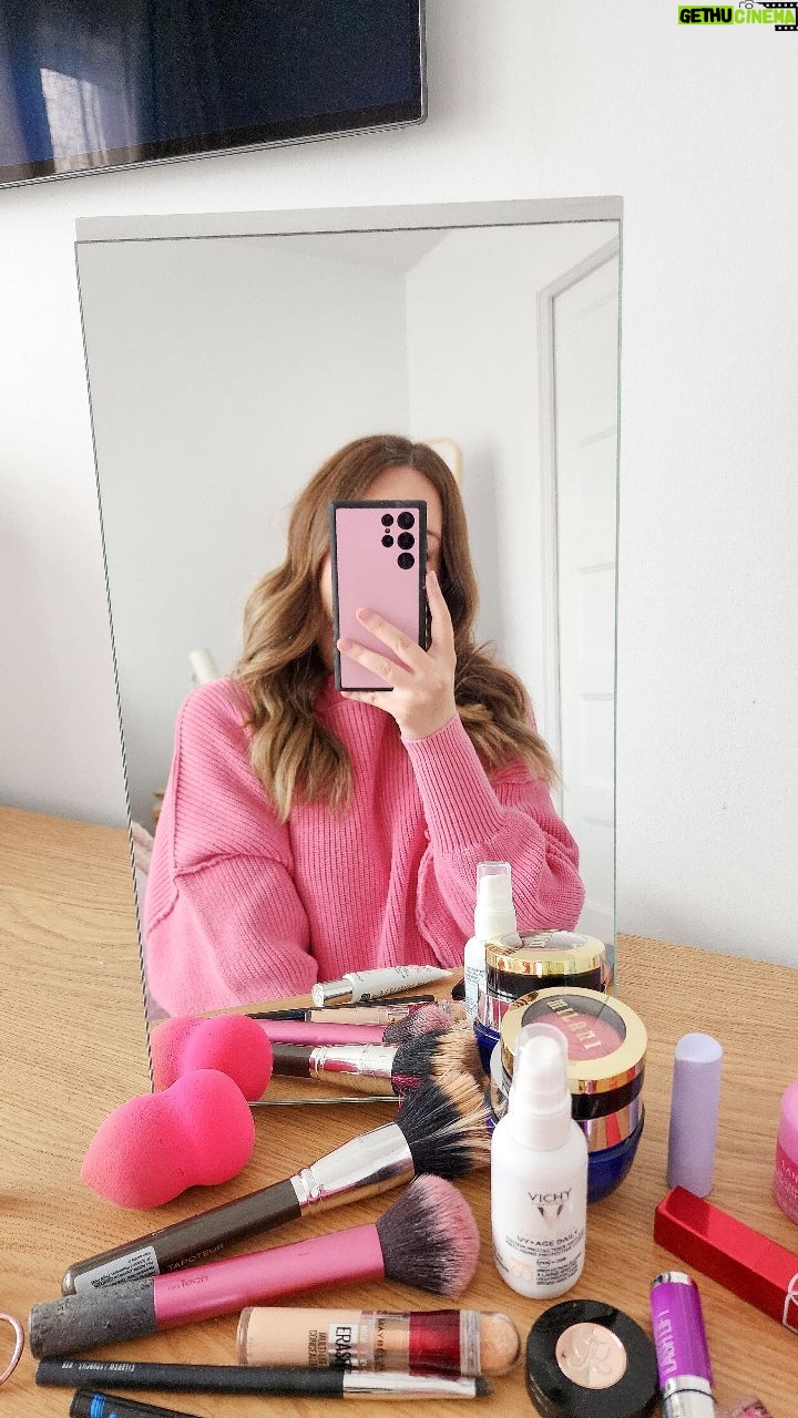 Catherine Francoeur Instagram - Feeling nostalgic - un bon vieux get ready with me ! 💄💆🏼♀️ Avouez que cette époque sur youtube vous manque un peu aussi 🥹 Baume à lèvres - EOS Crème hydratante Blue pro-retinol - Biotherm Écran solaire Capital Soleil - Vichy BB Cream - Erborian Correcteur Age Rewind - Maybelline Poudre mattifiante Clean Invisible - CoverGirl Blush Dolce Pink - Milani Brow powder - Anastasia Mascara Extension Plus - Marcelle Mascara Falsies Lash Lift - Maybelline Baume à lèvres - Nars