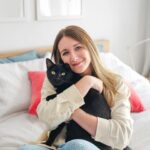 Catherine Francoeur Instagram - En toute franchise, je n'étais pas certaine que j'allais être capable d'aimer aussi fort un autre chat. Je savais que je voulais en adopter un autre, parce qu'une maison sans chat c'est trop triste, mais j'avais peur de ne jamais ressentir autant d'amour que j'en ai eu pour Fudge. Puis est arrivé Toast. Un petit minou qui a été retrouvé dehors errant, tout maigre. Un chat TELLEMENT différent de Fudge, autant physiquement que de caractère. Mais que, finalement, je me suis surprise à aimer tellement fort. ❤️ Même s'il passe son temps à faire des conneries et tout briser dans la maison, je l'aime pareil. Mais la plus belle chose, c'est la relation qu'il développe avec notre fille. La voir crier CAT chaque fois qu'il apparaît dans son champ de vision, l'entendre rire aux éclats chaque fois qu'il fait quelque chose de différent. Voir Toast accourir chaque fois qu'elle pleure, pour tenter de la consoler. Leur relation c'est la plus belle chose au monde. On a adopté Toast un 18 février, en se disant que c'était le cadeau de fête de Julia... sans savoir que le jour même de sa fête, le 23 février 2023, c'était le National Toast Day. C'est une coïncidence, mais... je reste convaincue que ce chat nous était destiné.💫 Tout ça pour dire qu'aujourd'hui cest le Black Cat Appreciation Day et, encore plus maintenant, je suis convaincu que les chats noirs ont quelque chose de spécial que les autres n'ont pas. 🐈‍⬛ On dit souvent que les chats noirs portent malchance, mais ici c'est faux: les chats noirs nous ont apporté juste du bonheur. Team chat noir ❤️🐈‍⬛