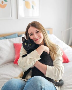 Catherine Francoeur Instagram - En toute franchise, je n'étais pas certaine que j'allais être capable d'aimer aussi fort un autre chat. Je savais que je voulais en adopter un autre, parce qu'une maison sans chat c'est trop triste, mais j'avais peur de ne jamais ressentir autant d'amour que j'en ai eu pour Fudge.

Puis est arrivé Toast. Un petit minou qui a été retrouvé dehors errant, tout maigre. Un chat TELLEMENT différent de Fudge, autant physiquement que de caractère. 
Mais que, finalement, je me suis surprise à aimer tellement fort. ❤️ Même s'il passe son temps à faire des conneries et tout briser dans la maison, je l'aime pareil.

Mais la plus belle chose, c'est la relation qu'il développe avec notre fille. La voir crier CAT chaque fois qu'il apparaît dans son champ de vision, l'entendre rire aux éclats chaque fois qu'il fait quelque chose de différent. Voir Toast accourir chaque fois qu'elle pleure, pour tenter de la consoler. Leur relation c'est la plus belle chose au monde.

On a adopté Toast un 18 février, en se disant que c'était le cadeau de fête de Julia... sans savoir que le jour même de sa fête, le 23 février 2023, c'était le National Toast Day. C'est une coïncidence, mais... je reste convaincue que ce chat nous était destiné.💫

Tout ça pour dire qu'aujourd'hui cest le Black Cat Appreciation Day et, encore plus maintenant, je suis convaincu que les chats noirs ont quelque chose de spécial que les autres n'ont pas. 🐈‍⬛

On dit souvent que les chats noirs portent malchance, mais ici c'est faux: les chats noirs nous ont apporté juste du bonheur. 

Team chat noir ❤️🐈‍⬛