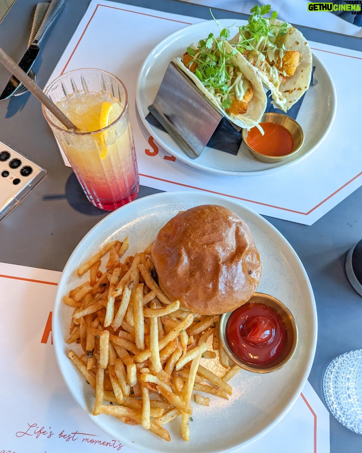 Catherine Francoeur Instagram - Photo dump d'un petit séjour à Toronto qui est évidemment constitué de beaucoup trop de bouffe 🫶🏻🤍🌮🍟🍔🍨
