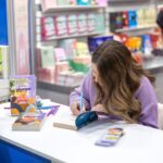 Catherine Francoeur Instagram - Toujours un bonheur (et toujours un peu sous le choc) de voir qu'il y a des gens qui ont non seulement acheté mon livre (🥺) mais qui en plus prennent le temps de faire la file pour venir le faire signer. Franchement, je pense que je ne m'en remettrai jamais. 🥹❤️ Oh et être #2 dans le palmarès des livres les plus vendus chez Renaud-Bray en plus ? Je l'avoue, j'ai pleuré. Merci pour votre incroyable support, je reviens de ce week-end au salon du livre totalement inspirée, avec 2-3 idées de prochains romans en tête. 🤍🥹 @leseditionsdelabagnole @salondulivrequebec 📸: @technofou