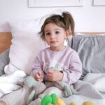 Catherine Francoeur Instagram – 1 mois vs 2 ans 🥹😭

Elle va avoir 2 ans dans 3 jours et mon coeur est incapable de comprendre comment le temps a pu passer siii vite. 💔

Presque le même pyjama @petitlem avec les chats noirs, de la naissance à maintenant 🥹