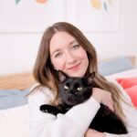 Catherine Francoeur Instagram - On a beau les aimer de tout notre cœur et vouloir le meilleur pour eux, mais nos animaux ne peuvent pas nous dire quand quelque chose ne va pas. 🐈🐾🐕 Heureusement, il y a certains outils qui peuvent nous aider, comme la litière OdourLock maxCare. Ce qu'il y a de spécial, c'est qu'elle possède la technologie Blücare qui permet de détecter la présence de glucose ou de sang dans l'urine de votre chat à un stade précode. C'est non-invasif: quand les granules changent de couleur, c'est un signe qu'une petite quantitée de glucose ou de sang dans l'urine a été détectée, ce qui nous permet de nous rendre chez le vétérinaire plus rapidement. Considérant que les maladies urinaires et le diabète sont fréquents chez les chats, le plus tôt on peut détecter un potentiel soucis de santé, le mieux. Après avoir perdu notre premier chat, Fudge, c'est encore plus important pour nous de s'assurer que Toast, qui est le meilleur ami de notre fille, reste en santé le plus longtemps que possible. 🐈‍⬛💐 #partenaire @odourlock #OdourLockMaxcare