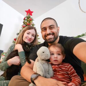 Catherine Francoeur Instagram - Bon 1er décembre 🤍🎄

Presqu'un an depuis cette photo et j'avais envie de faire une place permanente à ce souvenir ici. ❤️

Notre premier Noël à 4, dans l'innocence et l'ignorance que ce sera aussi son dernier Noël 🐈‍⬛ et le seul qu'on partagera.

Mais cette année, on va aussi avoir un premier Noël à 4. Le premier d'une dizaine, vingtaine d'autres même je l'espère. Et ça réchauffe mon coeur de savoir que ma fille va avoir autant de beaux souvenirs avec SON chat. 🥹🤍

Bon meilleur mois de l'année ! ❄️⛄🎄🎁