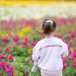 Catherine Francoeur Instagram - Ma tradition préf du printemps: @tulipes.ca 🤭💐🤍 Sa tradition préf du printemps: Courir dans les champs de tulipes 🏃🏽‍♀️ 📸: @technofou