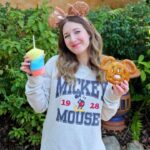 Catherine Francoeur Instagram – Tout ce qu’on a mangé à Disney en 4 jours 🤤

Définitivement beaucoup de cheat food (mais hey, on est en vacances!), mais comme vous pouvez voir, on a mangé pas mal varié.

Entre les repas rapides (looking at you, 🍟&🌭!), les desserts 🥤🍩, les snacks et les restos plus fancy, disons qu’on ne s’est pas du tout ennuyé. 

On a eu la chance d’être présents pendant le Festival of the Arts à Epcot et pouvoir profiter des petits kiosques qui offraient de goûter de la nourriture typique d’un peu partout autour du monde ! 🌍✨

Comme quoi il y a absolument de tout pour tout le monde, pas besoin de manger du fast-food toute la semaine (même si dans mon monde à moi ce n’est pas trop un problème 🤭🤤).

Je suis curieuse, quel parc vous donne le plus envie de visiter pour la nourriture ? ✨