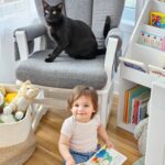Catherine Francoeur Instagram - Son chat et ses livres 🥹🩷 Je vais jamais me remettre que c'est ma fille, ça. 🥹💔 (Cette photo est un peu trompeuse parce que Julia a presque l'air sage là-dessus 😂)