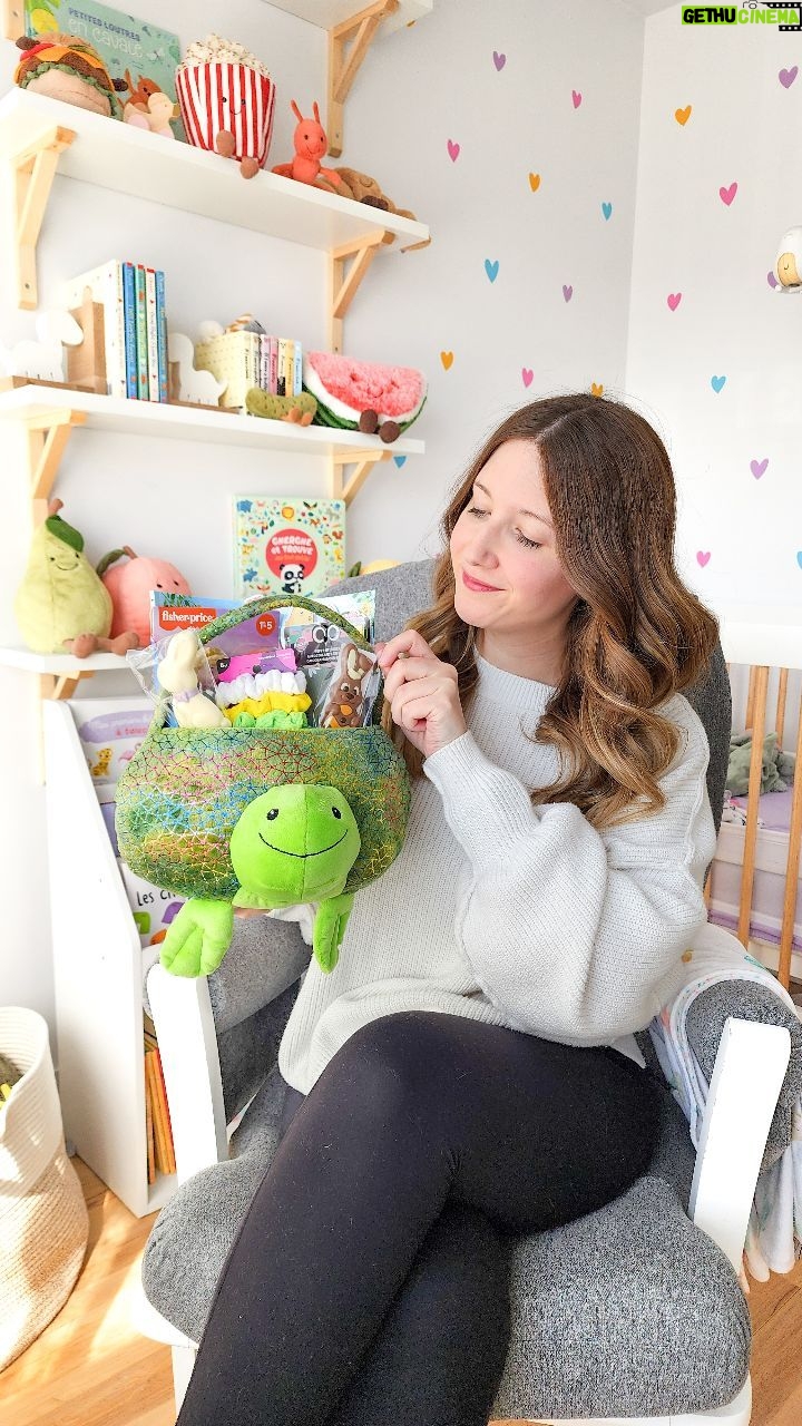 Catherine Francoeur Instagram - Son petit panier de Pâques 🍫🐣🐇, mais soyons honnêtes que son plus beau cadeau pour toujours a 4 pattes et il fait meow 🐾🐈⬛ J'ai tellement de beaux souvenirs de mes paniers de Pâques quand j'étais jeune 🤍 J'ai choisi des items que je lui aurais offert de toute façon (parce que je suis toujours dans l'optique de ne pas trop encombrer la maison haha) mais je tenais absolument à instaurer cette tradition ! 🐣 Livre - La recette parfait de Katy Hudson Little People Frozen - Amazon Pyjama - @petitlem Autocollants - Jean Coutu et Dollorama Élastiques - Dollorama Chocolats: Jean Coutu et @boutiqueveillesurtoi Curieuse de savoir qu'est-ce qui se retrouve dans le panier de Pâques de vos enfants/ce que vous préférez recevoir comme chocolat 🍫🤭?