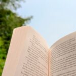 Catherine Francoeur Instagram - Dans ma pile à lire pour cet été ! ⛱️☀️📚🩷 J'ai cette fâcheuse manie de constamment acheter de nouveaux livres (parce qu'il y a TOUJOURS des nouveautés intéréssantes haha), mais cet été j'ai décidé de me concentrer sur ces différents titres ! - Things we never got over - Lucy Score J'ai lu les premiers chapitres et j'aime beaucoup. Petite romance sur trame de drame, exactement mon genre ! - Sauf que Sam est Mort - Marianne Brisebois Il me reste une cinquantaine de pages à lire, mais je l'étire parce que c'est magnifique comme roman, l'un de ceux qu'on voudrait qui ne se terminent jamais🥹 - A court of thorns and roses - Sarah J. Maas Je vais être franche: zéro mon genre de roman. Mais vous êtes tellement à me l'avoir recommandé que j'ai décidé de me lancer. À suivre. 🤭 - Layla - Colleen Hoover Pas besoin de mentonner CoHo je pense haha - Le jour de flûte de Hamelin - Sylvain Johnson J'aime tellement l'univers des contes interdits, je termine doucement ma lecture de la collection ! Pour les fans d'horreur, de gore et de récits qui dérangent, c'est pour vous ! - Aller simple vers l'inconnu - Benoît Picard Hautement recommandé par @domduclos, si hâte ! 🙌🏻🤍 Est-ce que vous en avez lu certains ? Sinon, que lisez-vous en ce moment ? 🌸🫶🏻🩷