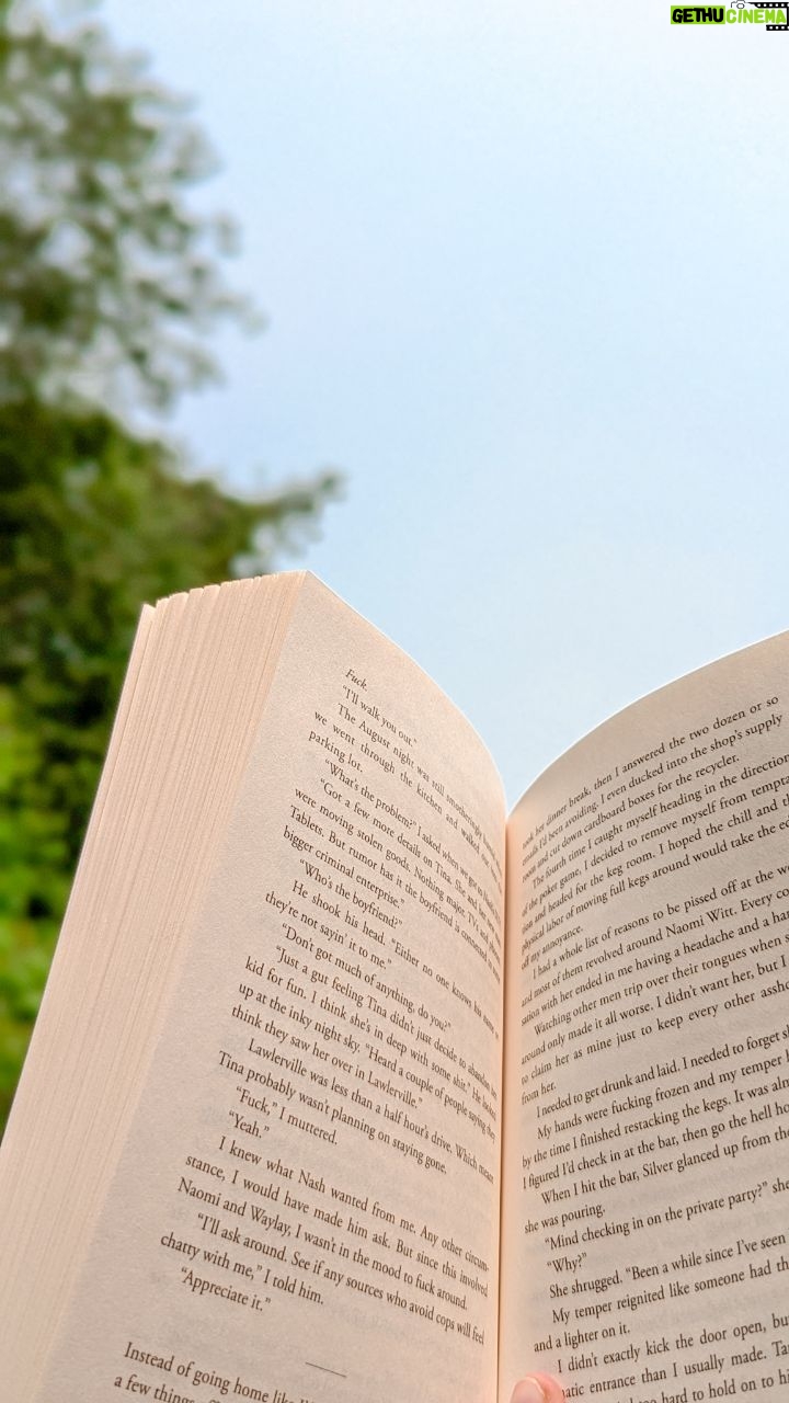 Catherine Francoeur Instagram - Dans ma pile à lire pour cet été ! ⛱️☀️📚🩷 J'ai cette fâcheuse manie de constamment acheter de nouveaux livres (parce qu'il y a TOUJOURS des nouveautés intéréssantes haha), mais cet été j'ai décidé de me concentrer sur ces différents titres ! - Things we never got over - Lucy Score J'ai lu les premiers chapitres et j'aime beaucoup. Petite romance sur trame de drame, exactement mon genre ! - Sauf que Sam est Mort - Marianne Brisebois Il me reste une cinquantaine de pages à lire, mais je l'étire parce que c'est magnifique comme roman, l'un de ceux qu'on voudrait qui ne se terminent jamais🥹 - A court of thorns and roses - Sarah J. Maas Je vais être franche: zéro mon genre de roman. Mais vous êtes tellement à me l'avoir recommandé que j'ai décidé de me lancer. À suivre. 🤭 - Layla - Colleen Hoover Pas besoin de mentonner CoHo je pense haha - Le jour de flûte de Hamelin - Sylvain Johnson J'aime tellement l'univers des contes interdits, je termine doucement ma lecture de la collection ! Pour les fans d'horreur, de gore et de récits qui dérangent, c'est pour vous ! - Aller simple vers l'inconnu - Benoît Picard Hautement recommandé par @domduclos, si hâte ! 🙌🏻🤍 Est-ce que vous en avez lu certains ? Sinon, que lisez-vous en ce moment ? 🌸🫶🏻🩷