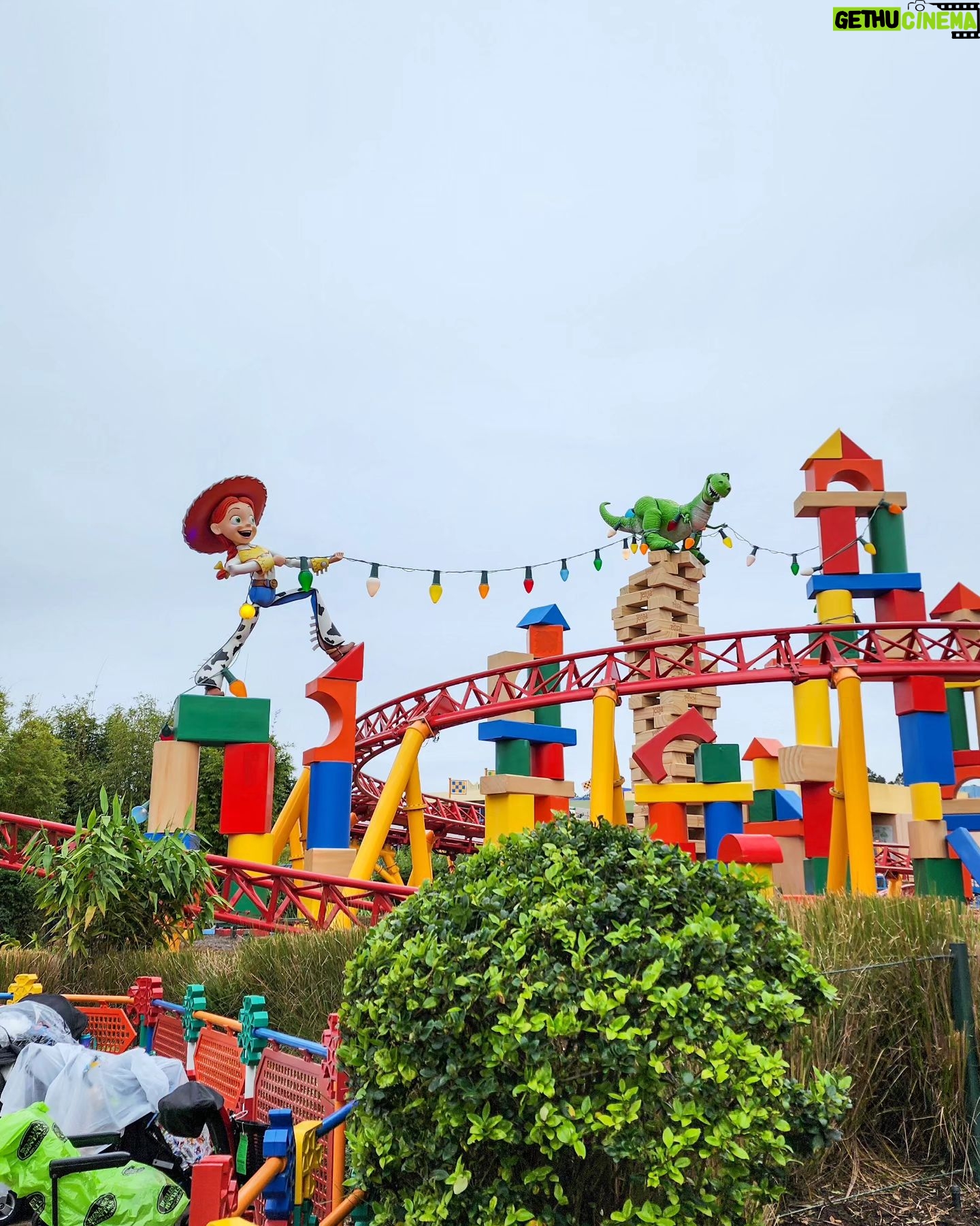 Catherine Francoeur Instagram - Photo dump de notre premier voyage en famille 🥹🏰👑 Pas toujours facile et beau comme sur les photos mais au final ce que je retiens, ce sont les beaux moments, les étincelles dans les yeux et le bonheur de voir notre fille s'émerveiller devant ce qu'elle voit 🤍 Tellement reconnaissante d'avoir pu vivre ce beau voyage en famille 🥹(et avec Tatie @josiemchl pas présente sur les photos haha🥰) 1. Forever fan de ce château 🥹 2. L'attraction préf de Julia: l'aquarium (et oui, on a vu une 🐢!!) 3. Team hot dogs 🌭 4. Une de mes sections préférée, Toy Story Land ! 5. Epcot 6. Encore le château, si impressionnant 🩷 7. Une attraction que j'adore, Tower of Terror. Pas eu le temps de la faire cette fois, mais j'avais adoré lors de notre première visite ! 8. Excitation x1000 de voir Squirt 🐢 9. En attente d'un manège 🎢 10. Le manège de Guardians of the Galaxy, coup de coeur !!! 🤍 #InvitationMedia