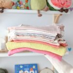 Catherine Francoeur Instagram – Petit haul de vêtements printemps/été pour ma Julia 🌷🌻
Particulièrement fan des petites couleurs pastels, je rêve de trouver un tricot jaune comme le sien ! 🥹