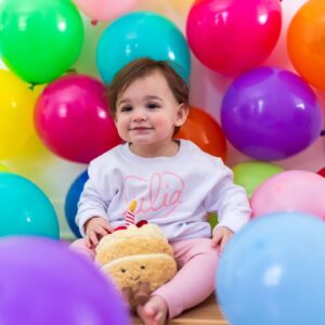 Catherine Francoeur Instagram - 1 an pour notre Dindon d'amour ! 🥹❤️

Ça fait déja une année complète depuis sa naissance, l'année la plus rapide de notre vie. Un roller coaster d'émotions.🫶🏻

Incroyablement reconnaissants d'avoir une petite fille si extraordinaire dans nos vies. C'est un véritable privilège de te voir grandir et découvrir ta personnalité. Flamboyante, déterminée et énergique, ça aurait été difficile de rêver mieux. 
Ta curiosité infatiguable t'empêche peut-être de dormir (😴😅) mais découvrir le monde au travers tes yeux, c'est beau. Tu es un vrai rayon de soleil ☀️🤍

Bonne fête Julia, on t'aime tellement. ❤️❤️❤️