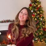 Catherine Francoeur Instagram - J'ai eu 30 ans hier 🥳... Et je ne suis pas certaine de comment je me sens. Dans ma tête, à 30 ans, ce sont les vrais audltes, pleins d'assurance et de confiance, qui savent exactement où ils s'en vont dans la vie. Moi ? J'angoisse 3 jours ouvrables avant de devoir appeler le gouvernement ou prendre rendez-vous chez le médecin au téléphone et je suis constamment en train de me demander si je suis bien dans la bonne voie. Mais après ça je me rappelle que j'ai la chance d'être la maman de la petite fille la plus incroyable du monde, j'ai un chum et partenaire d'affaires absolument fantastique, un adorable chat fou qui met du soleil dans mes journées, une maison que j'aime et un entourage tellement présent. Peut-être que c'est ça, au fond, ma propre version d'être accomplie à 30 ans ? En tout cas, ça me rend heureuse et c'est le plus important. ❤️ 2023 ça a été une année compliquée, de transition, beaucoup de déceptions mais hey, je regarde en avant et j'ai espoir d'une prochaine année plus douce. This is 30! 🫶🏻🤍 Cette vidéo reflète absolument ce que je veux dire dans mon texte: incapable d'allumer la bougie 0, le chat pile devant la caméra qui refuse de bouger, les étincelles qui volent partout, bref, à des années lumières de la vidéo que j'avais planifiée dans ma tête. Pourtant, j'affectionne particulièrement ce souvenir absolument imparfait. C'est du vrai et c'est beau comme ça ! (Merci @technofou pour ce montage qui me fait mourir de rire 😂🤍)