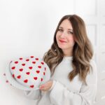 Catherine Francoeur Instagram - Photo dump de février (en retard, fidèle à moi-même🙄) 1. Essayer de reproduire un gâteau vu sur Pinterest alors que je n'ai absolument aucune habileté en décoration de gâteau 🤝🏻 2. Ballons ballons ballons paaaartout 🎈 3. Passion hot wheels de Mario 🚙 4. La meilleure chose que j'ai pu installer dans mon salon: ce meuble Trofast du Ikea pour ranger les jouets. Mon mental se porte bien mieux 😅🤪 5. Enfin avoir une date pour la parution de mon prochain roman 🤭 6. Premier tournage pour Monsieur Toast 🐈‍⬛ 7. "Manger fraise Tooooo?" 🍓 8. Jamais me lasser de prendre burger frites au resto 9. Chacune son coloriage 🥤🐢