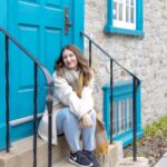 Catherine Francoeur Instagram - Photo dump d'avril 🌸🌈☀️ 1. Petite escapade à Québec - frisquet mais toujours magnifique cette ville ! 2. Petit moment en famille avec le beau temps qui revient 🤍 3. Souvenir d'un resto-dejeuner incroyable à Québec, la bûche! 4. Jamais m'habituer de voir un mur (!!!) de mes livres 🥹😭 5. Un photo dump sans crème glacée ? Impossible. 6. Salon du livre de Québec 2024 🌈📚 7. Ses cheveux 🥹👧🏽 8. Des biscuits aux mini-eggs. Incroyables 🍪 9. Avoir envie de mettre de la couleur partout 🤎 10. Youtubeuse by day, sécheuse de tortues by night 🐢🤓 Toujours mes posts préférés à faire ceux-là 🥰🌺