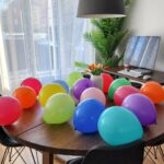 Catherine Francoeur Instagram - Photo dump de février (en retard, fidèle à moi-même🙄) 1. Essayer de reproduire un gâteau vu sur Pinterest alors que je n'ai absolument aucune habileté en décoration de gâteau 🤝🏻 2. Ballons ballons ballons paaaartout 🎈 3. Passion hot wheels de Mario 🚙 4. La meilleure chose que j'ai pu installer dans mon salon: ce meuble Trofast du Ikea pour ranger les jouets. Mon mental se porte bien mieux 😅🤪 5. Enfin avoir une date pour la parution de mon prochain roman 🤭 6. Premier tournage pour Monsieur Toast 🐈‍⬛ 7. "Manger fraise Tooooo?" 🍓 8. Jamais me lasser de prendre burger frites au resto 9. Chacune son coloriage 🥤🐢