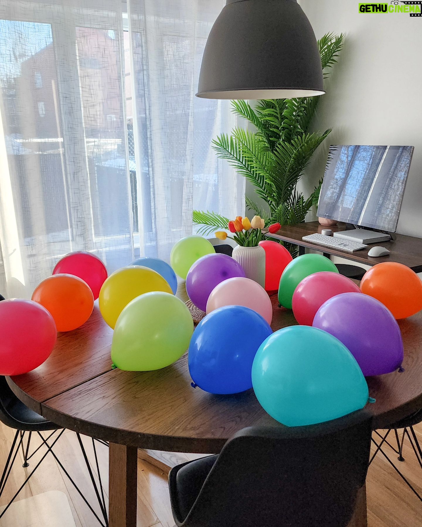 Catherine Francoeur Instagram - Photo dump de février (en retard, fidèle à moi-même🙄) 1. Essayer de reproduire un gâteau vu sur Pinterest alors que je n'ai absolument aucune habileté en décoration de gâteau 🤝🏻 2. Ballons ballons ballons paaaartout 🎈 3. Passion hot wheels de Mario 🚙 4. La meilleure chose que j'ai pu installer dans mon salon: ce meuble Trofast du Ikea pour ranger les jouets. Mon mental se porte bien mieux 😅🤪 5. Enfin avoir une date pour la parution de mon prochain roman 🤭 6. Premier tournage pour Monsieur Toast 🐈⬛ 7. "Manger fraise Tooooo?" 🍓 8. Jamais me lasser de prendre burger frites au resto 9. Chacune son coloriage 🥤🐢