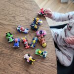 Catherine Francoeur Instagram - Photo dump de février (en retard, fidèle à moi-même🙄) 1. Essayer de reproduire un gâteau vu sur Pinterest alors que je n'ai absolument aucune habileté en décoration de gâteau 🤝🏻 2. Ballons ballons ballons paaaartout 🎈 3. Passion hot wheels de Mario 🚙 4. La meilleure chose que j'ai pu installer dans mon salon: ce meuble Trofast du Ikea pour ranger les jouets. Mon mental se porte bien mieux 😅🤪 5. Enfin avoir une date pour la parution de mon prochain roman 🤭 6. Premier tournage pour Monsieur Toast 🐈‍⬛ 7. "Manger fraise Tooooo?" 🍓 8. Jamais me lasser de prendre burger frites au resto 9. Chacune son coloriage 🥤🐢