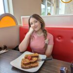 Catherine Francoeur Instagram - Photo dump de juillet 🫶🏻🩷 Pas vous mentir, j'adore ce genre de post simple avec mes photos préférées du mois ! 1. Le retour du soleil après une averse 2. Monsieur chat fou 🐈‍⬛ 3. Petit plaisir de voir une coccinelle dans ma cour 🐞 4. Coquinette chez Maison Lavande 5. Conciliation travail-famille "tournage pas de garderie encore" 👨‍👩‍👧 6. Food food food 🍝🍷 7. Passion brunch 🥞 8. Et que serait un photo dump d'été sans crème glacée ? 🙌🏻 9. L'un des nombreux orages qui ont ravagé notre cour arrière... Au revoir, parasol et plantes 🥲💔