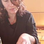 Catherine Mazoyer Instagram – Alguien se siente identificado (a-e)?
Por cierto. Aprovecho de pasar el dato de un liquido que preparé para la grasa ancestral de las ollas y sartenes: 
-coca cola
-pasta de dientes
-bicarbonato
-lavaloza
Me ha funcionado bastante bien. No es milagroso pero ayuda ☝️😊