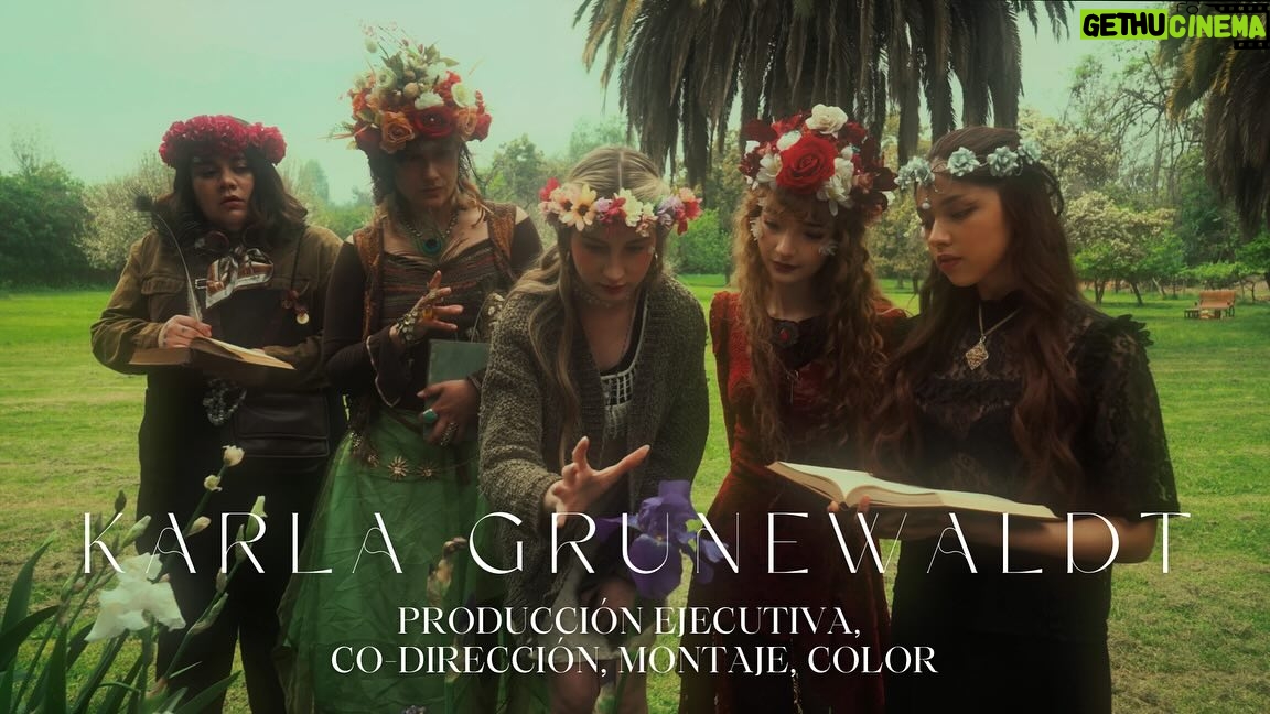 Catherine Mazoyer Instagram - @eidesis_serie es un universo, viene de una idea que se me ocurrió a los 15 o 16 años… amalgamado con ideas y sensibilidades de la increíble artista @karlagrunewaldt 🎬✨ Cada videoclip de este disco es un adelanto al primer episodio, que tiene pistas y secretos. Vayan a ver “Kari”, ya disponible en Youtube ☺️