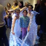 Catherine Mazoyer Instagram - Hoy tuvimos nuestra salida madre-hija con Galita. Fuimos a ver La Flauta Mágica, un montaje enfocado en los niños para que tengan sus primeros acercamientos con la ópera. Gracias @virginiaceciliasoprano por tu infinito talento, realmente es un privilegio verte y escucharte en los escenarios. Te admiro profundamente. Y a Juan. Un groso 🙌