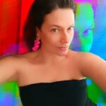 Catherine Mazoyer Instagram – Calor, creatividad, inspiración, power… 
Vamos que se puede. En esta cabeza nacen historias, lo importante es que descubramos cómo hacerlas realidad 
Feliz viernes 
Outfit @jardinemergente 
Música @javierawayne