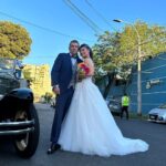 Catherine Mazoyer Instagram – Es tan importante para mí agradecer y reconocer a quienes nos ayudaron. Gracias por todo
@roalvano (gestión)
@vivi_torres_12 (maquillaje)
@simonahairstyle_ (peinado)
@porsiemprenovias (vestido)
@victorgonzalezhandmade (zapatos)
@ingridparrataller @pekaparra (tocado)
@proflor.ltda (ramo)
@espaciofusioncl (corporal y facial)
@estudioespoz (uñas)