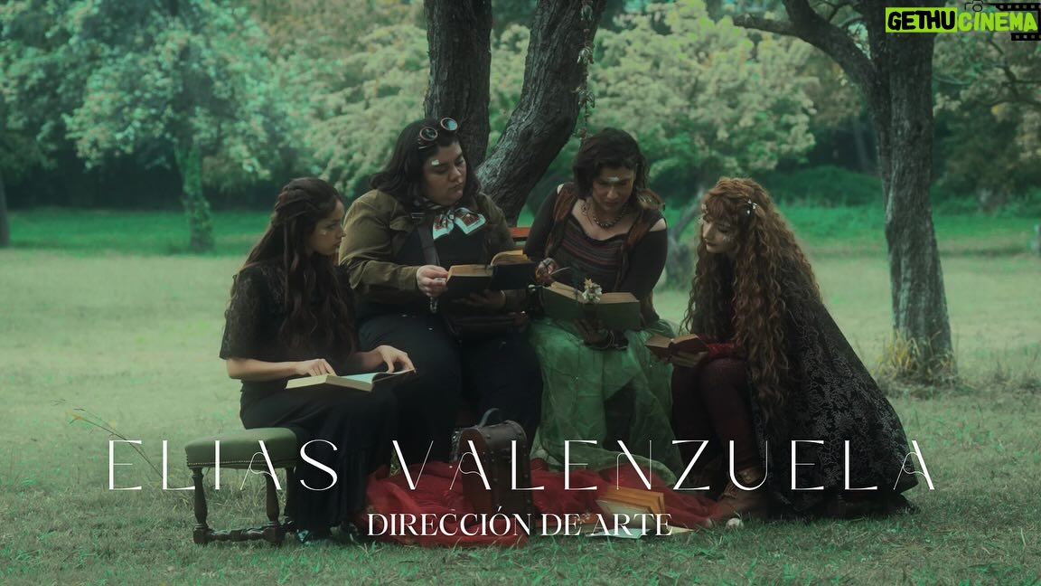 Catherine Mazoyer Instagram - @eidesis_serie es un universo, viene de una idea que se me ocurrió a los 15 o 16 años… amalgamado con ideas y sensibilidades de la increíble artista @karlagrunewaldt 🎬✨ Cada videoclip de este disco es un adelanto al primer episodio, que tiene pistas y secretos. Vayan a ver “Kari”, ya disponible en Youtube ☺️