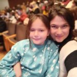 Catherine Mazoyer Instagram - Hoy tuvimos nuestra salida madre-hija con Galita. Fuimos a ver La Flauta Mágica, un montaje enfocado en los niños para que tengan sus primeros acercamientos con la ópera. Gracias @virginiaceciliasoprano por tu infinito talento, realmente es un privilegio verte y escucharte en los escenarios. Te admiro profundamente. Y a Juan. Un groso 🙌