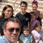 Catherine Mazoyer Instagram - Lo logramos! Sobrevivimos a nuestras primeras vacaciones en patota! Jajaj! Y fueron hermosas! Somos tremendamente afortunados @raul_ars2 ❤️, por habernos encontrado y por tener a estos 5 niños sanos, felices y maravillosos 🌟