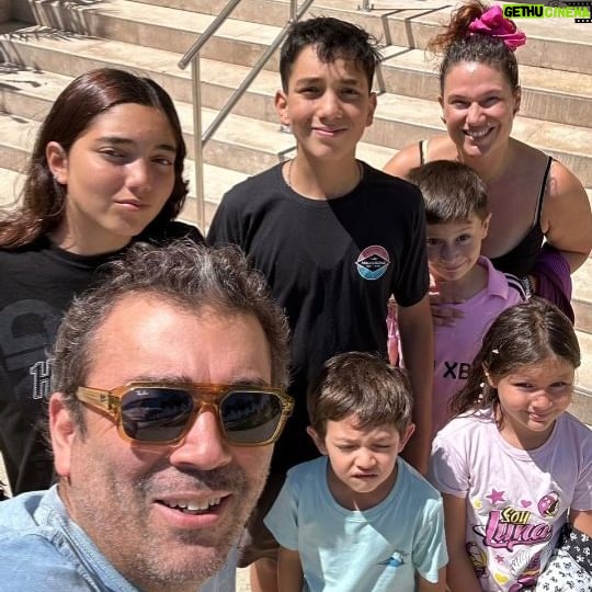 Catherine Mazoyer Instagram - Lo logramos! Sobrevivimos a nuestras primeras vacaciones en patota! Jajaj! Y fueron hermosas! Somos tremendamente afortunados @raul_ars2 ❤️, por habernos encontrado y por tener a estos 5 niños sanos, felices y maravillosos 🌟