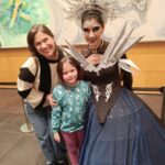Catherine Mazoyer Instagram - Hoy tuvimos nuestra salida madre-hija con Galita. Fuimos a ver La Flauta Mágica, un montaje enfocado en los niños para que tengan sus primeros acercamientos con la ópera. Gracias @virginiaceciliasoprano por tu infinito talento, realmente es un privilegio verte y escucharte en los escenarios. Te admiro profundamente. Y a Juan. Un groso 🙌